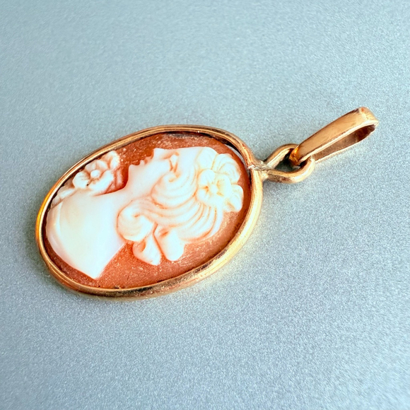 14K Yellow Gold Left Facing Cameo Shell Oval Frame Vintage Pendant - Picture 3 of 5